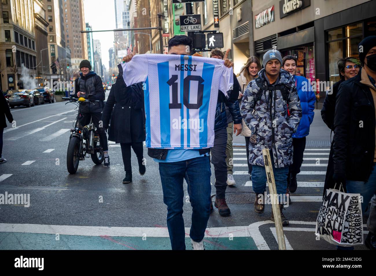 Argentinische Fußballfans und ihre Fans feiern am Sonntag, den 18. Dezember 2022 in Midtown Manhattan in New York, nachdem Argentinien Frankreich in einem spannenden Spiel um den Sieg bei der FIFA-Weltmeisterschaft besiegt hat. (© Richard B. Levine) Stockfoto