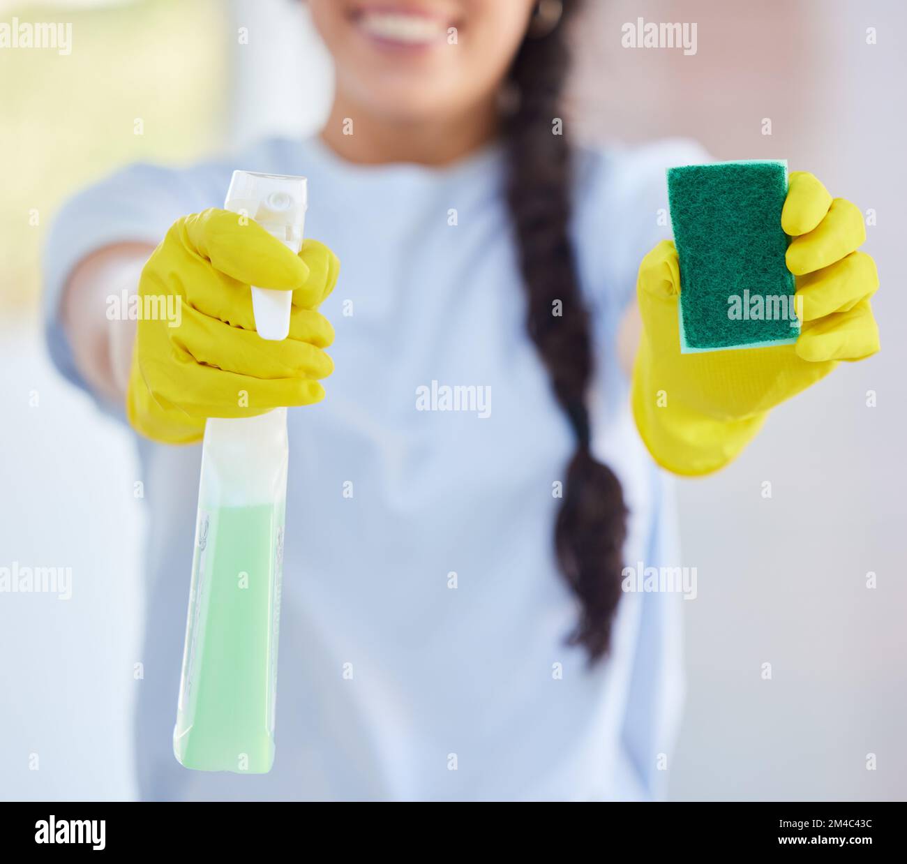 Sauberere Frau, Spray und Schwamm mit Handschuhen für Hygiene, Sicherheit und Chemikalien für Schmutz, Hausarbeit und Arbeit. Reinigungsexperte, Produkt und Flasche zum Anhalten Stockfoto