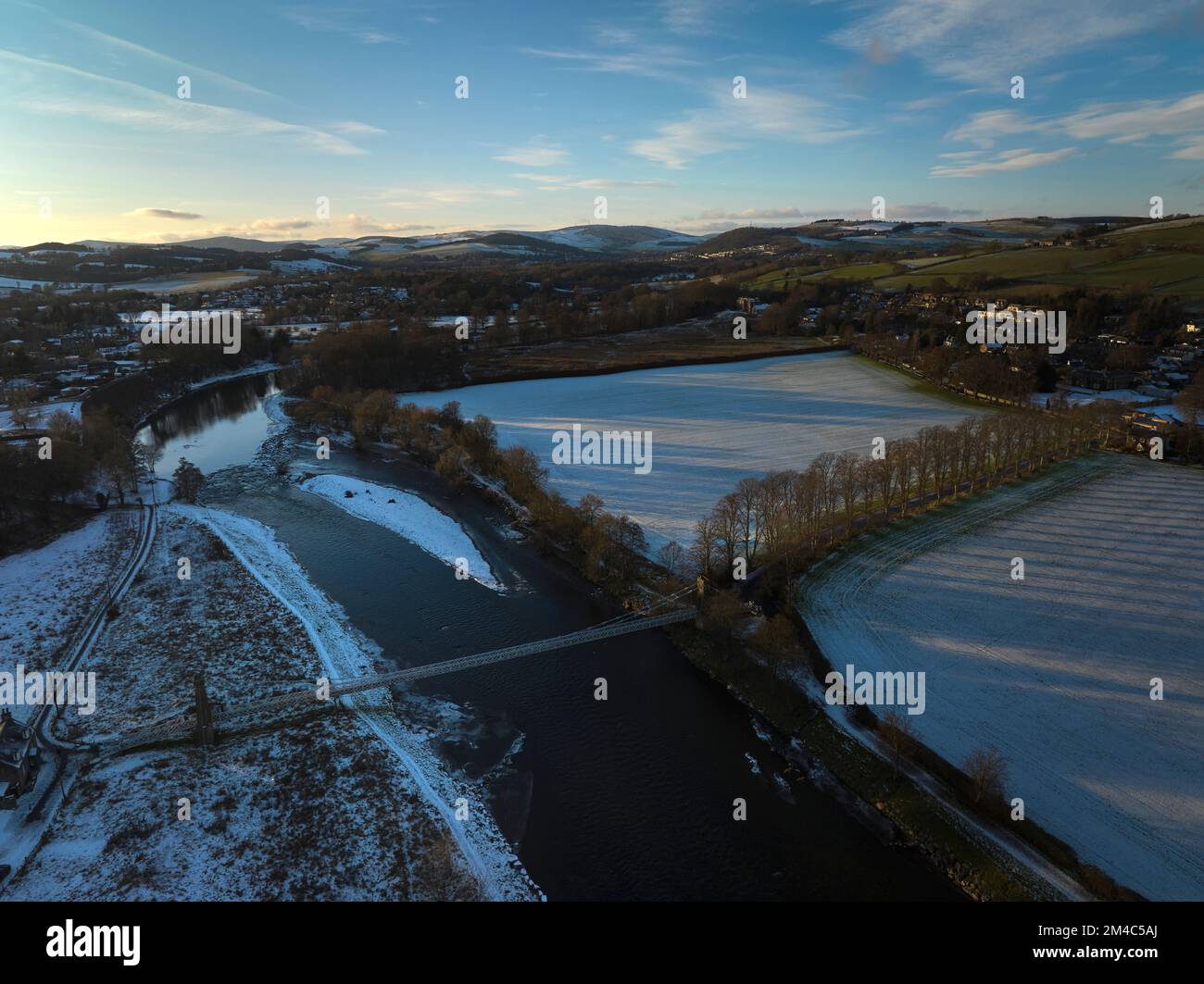 Luftaufnahme der Gattonside Hängebrücke über den Fluss Tweed von Melrose an einem frischen Winternachmittag. Stockfoto