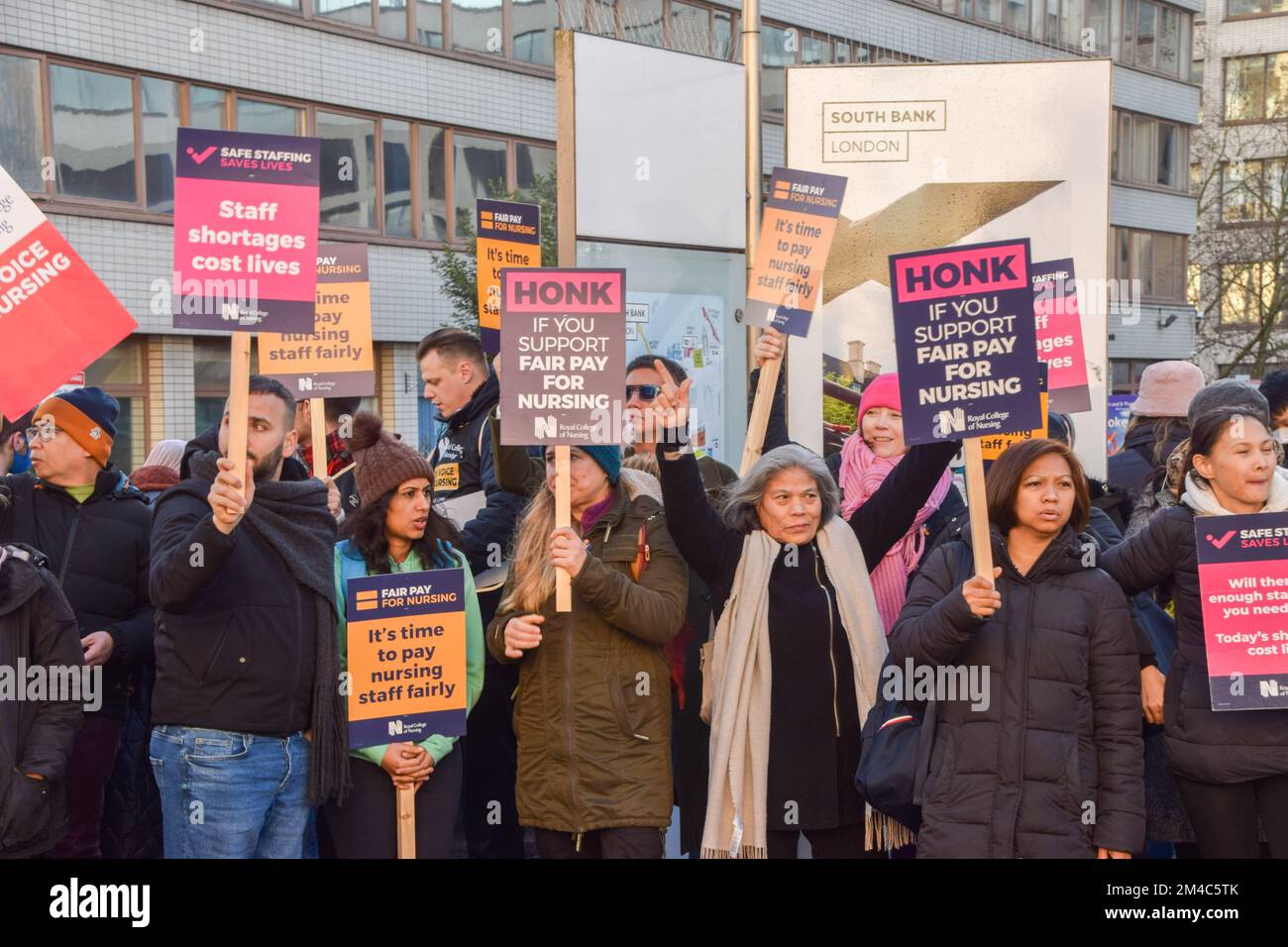 London, Großbritannien. 20.. Dezember 2022 Krankenschwestern und Mitglieder des Royal College of Nursing veranstalteten am zweiten Tag des ersten britischen Krankenpflegestreiks in der Geschichte des NHS eine Demonstration vor dem St. Thomas' Hospital. Tausende von Krankenschwestern streiken im ganzen Land wegen des Gehalts. Kredit: Vuk Valcic/Alamy Live News Stockfoto