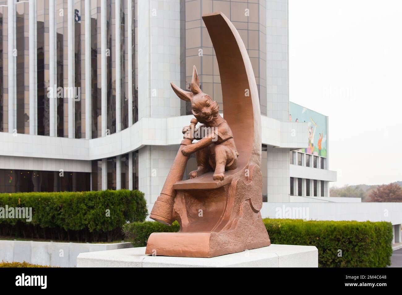 Statue vor dem Mangyongdae Kinderpalast, Schulkinderpalast in Pjöngjang, Nordkorea Stockfoto