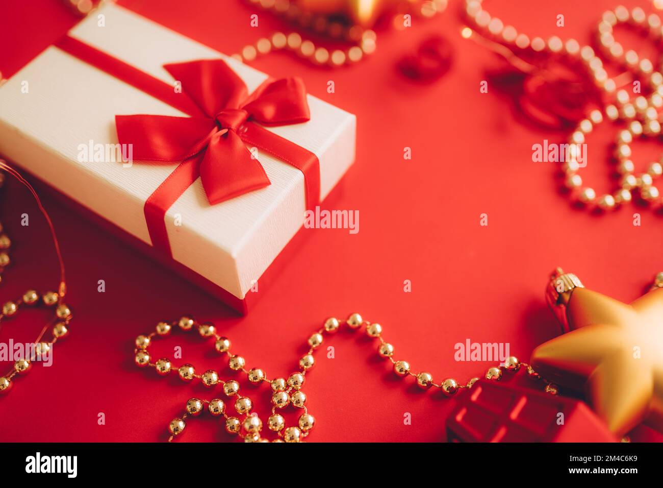 Weihnachtsdekorationsgegenstände und Geschenkbox als Weihnachtshintergrund. Stockfoto