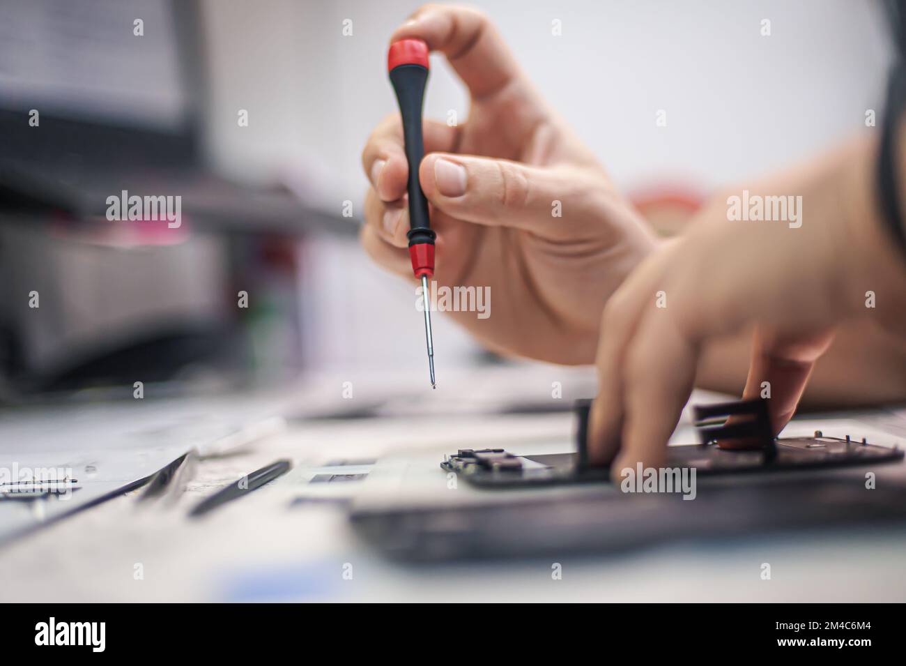 Handyreparatur im Service-Center, Demontage und Diagnose des Smartphones, Draufsicht des Werkstattarbeitsplatzes Stockfoto