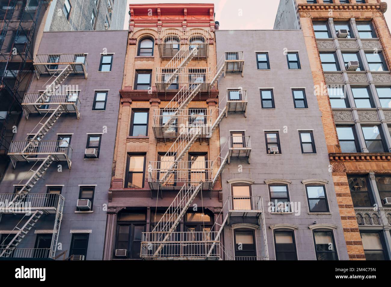 Fassade typischer New Yorker Apartmentblöcke mit Feuertreppe vorne in NoHo, New York City, USA. Stockfoto