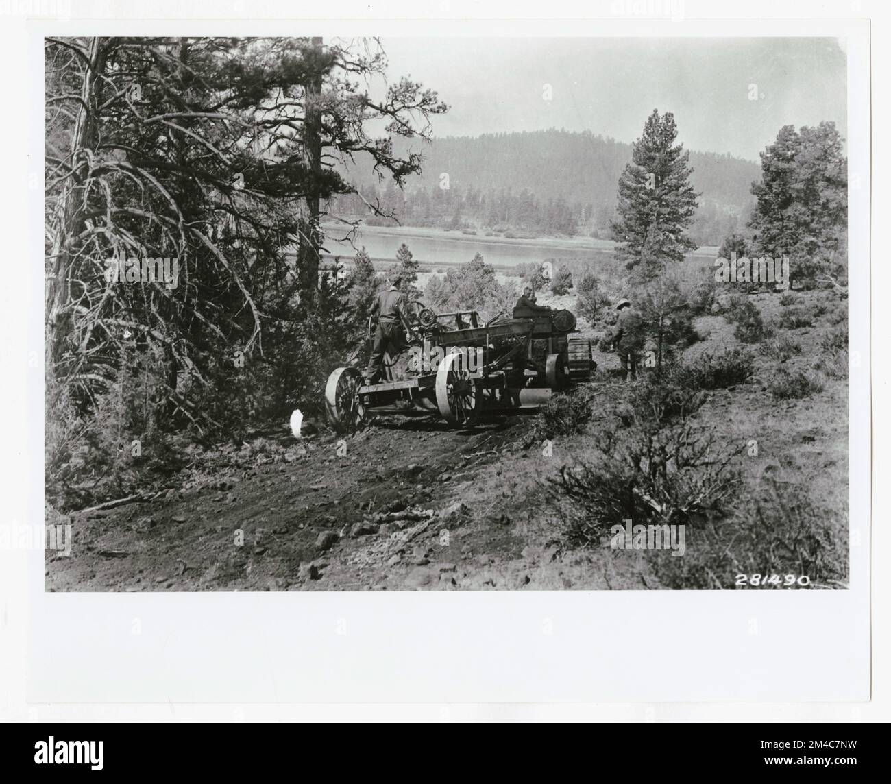 Straßeninstandhaltung – Oregon. Fotografien zu National Forests, Resource Management Practices, Personal sowie Kultur- und Wirtschaftsgeschichte Stockfoto