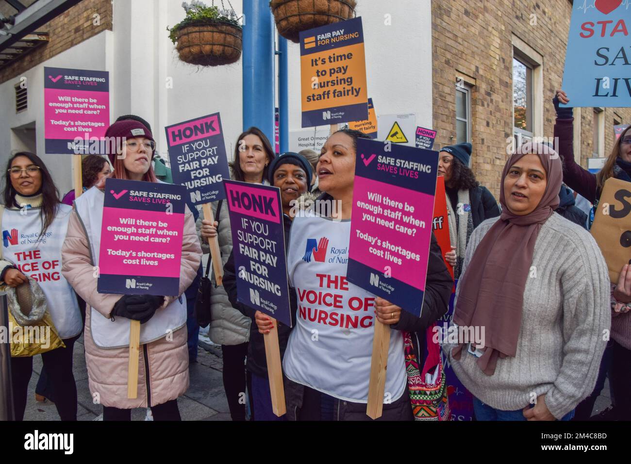 London, Großbritannien. 20.. Dezember 2022 Krankenschwestern und Mitglieder des Royal College of Nursing veranstalteten am zweiten Tag des ersten britischen Krankenpflegestreiks in der Geschichte des NHS eine Demonstration an der Streikposten vor dem Great Ormond Street Hospital. Tausende von Krankenschwestern streiken im ganzen Land wegen des Gehalts. Kredit: Vuk Valcic/Alamy Live News Stockfoto