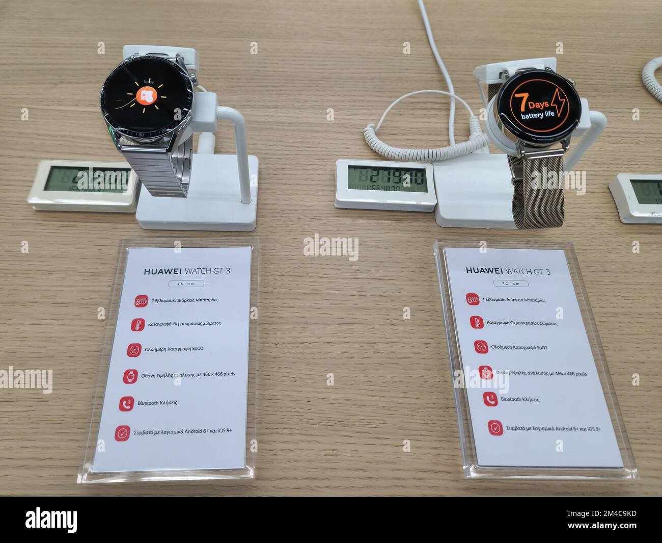 Das Smartwatch GT3-Gerät von Huawei wird in einem Ladengeschäft mit einem Preisschild ausgestellt. Stockfoto