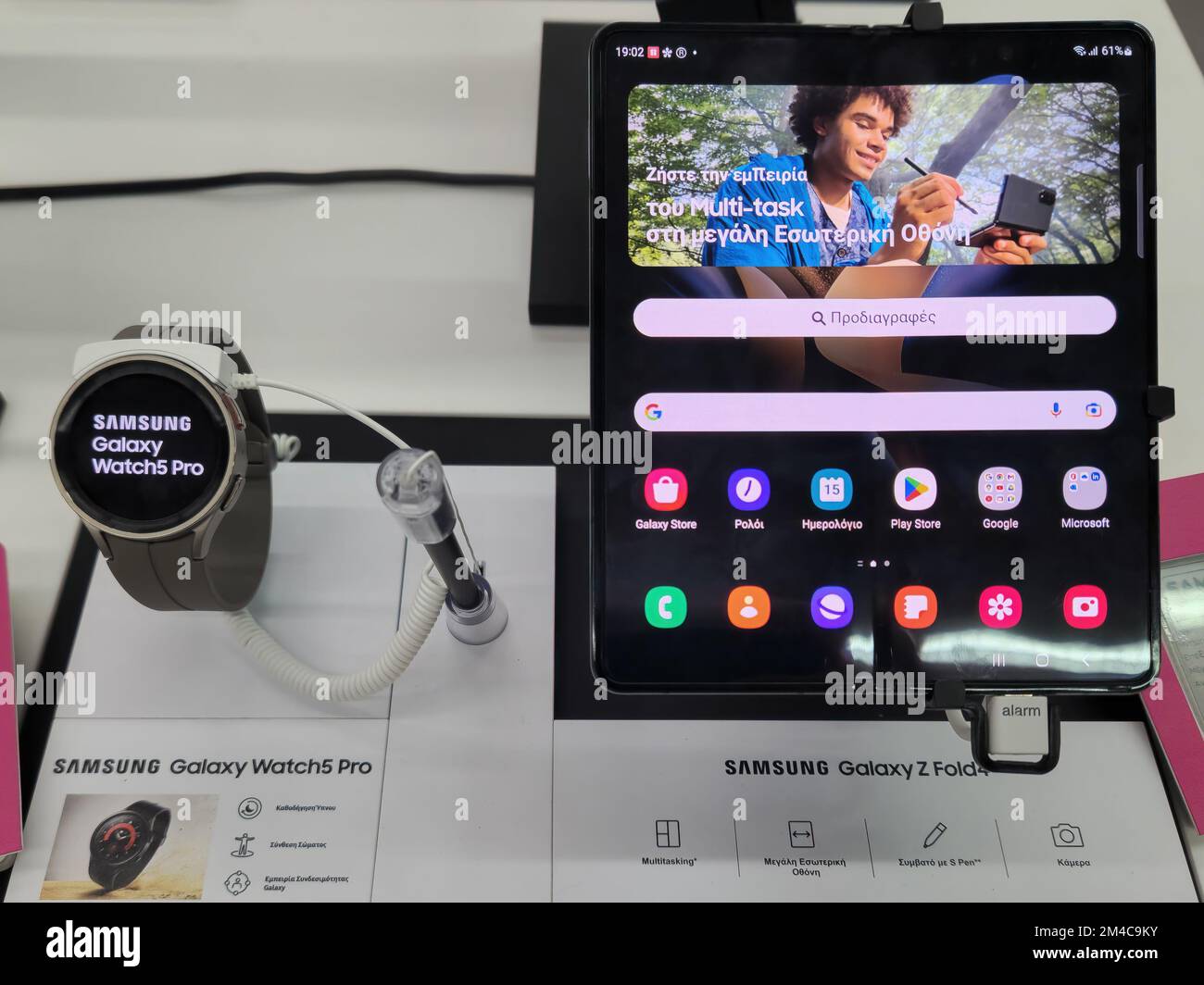 Samsung Galaxy watch5 Pro und Z fold4 Smartphone-Gadgets werden in einem Schaufenster ausgestellt. Stockfoto