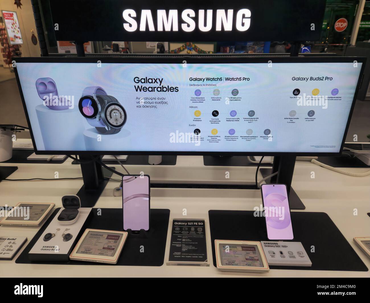 Samsung Galaxy Gadgets, die in einem Ladengeschäft ausgestellt werden, darunter Buds2 Kopfhörer, S21 FE und S22 Smartphones. Stockfoto