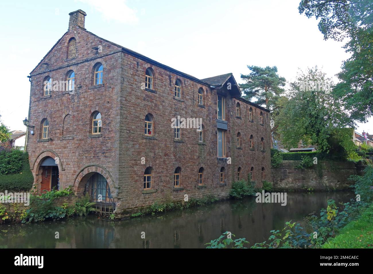 Stone, Millstone Grit, Peak Forest Canal Lockside Mill bei Marple Locks, Marple, Stockport, Cheshire, England, UK, SK6 6BN Stockfoto