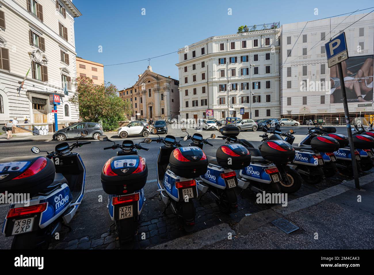 Rom, Italien - 27. Juli 2022: Mieten Sie einen Motorroller auf Movo in Rom, Italien. Stockfoto