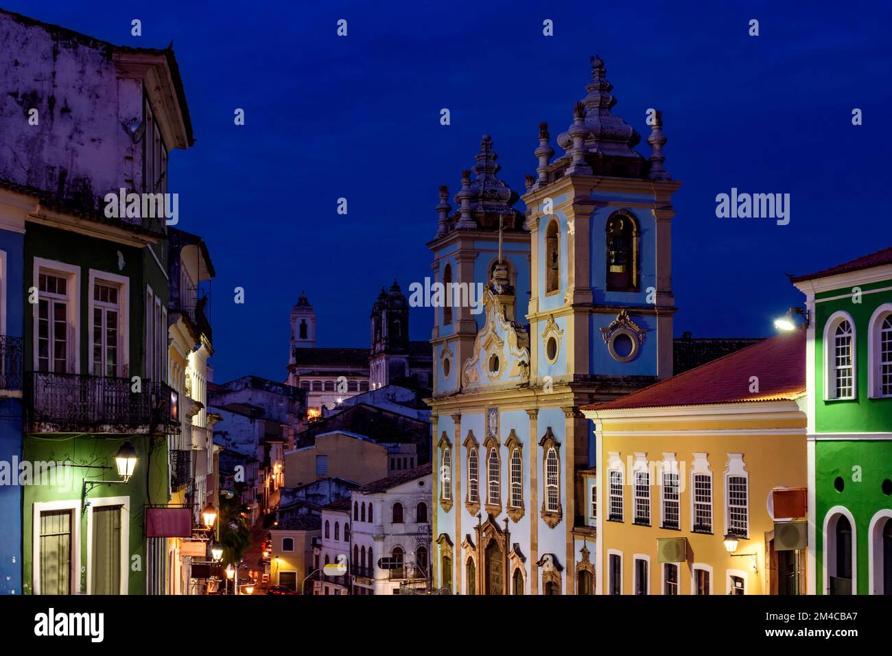 Nachtleben im historischen Viertel Pelourinho, Häuser und Kirchen während der Dämmerung in Salvador auf Bahia Stockfoto