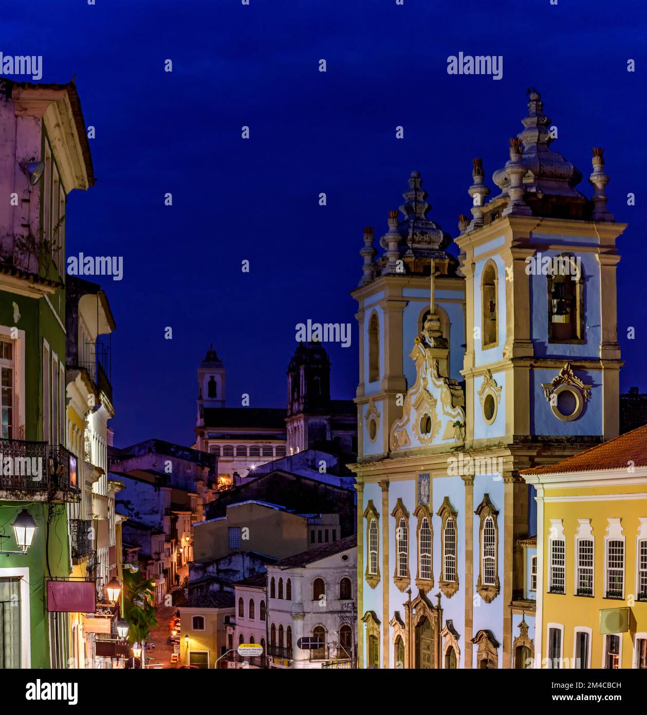 Nachteinbruch im historischen Viertel Pelourinho, Häuser und Kirchen während der Dämmerung in Salvador auf Bahia Stockfoto