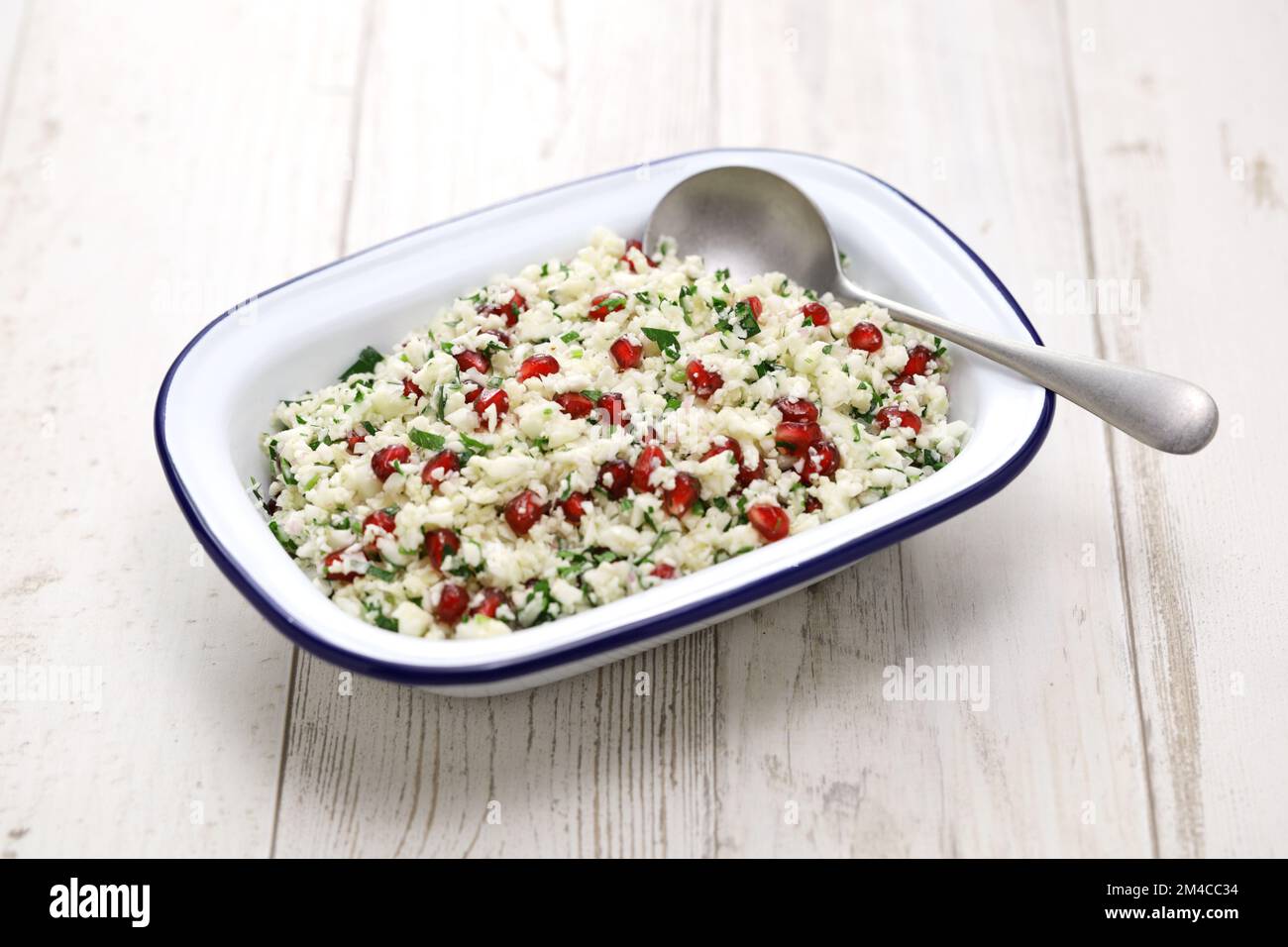 Tabbouleh-Salat mit Blumenkohl im marokkanischen Stil, glutenfreies vegetarisches Gericht Stockfoto