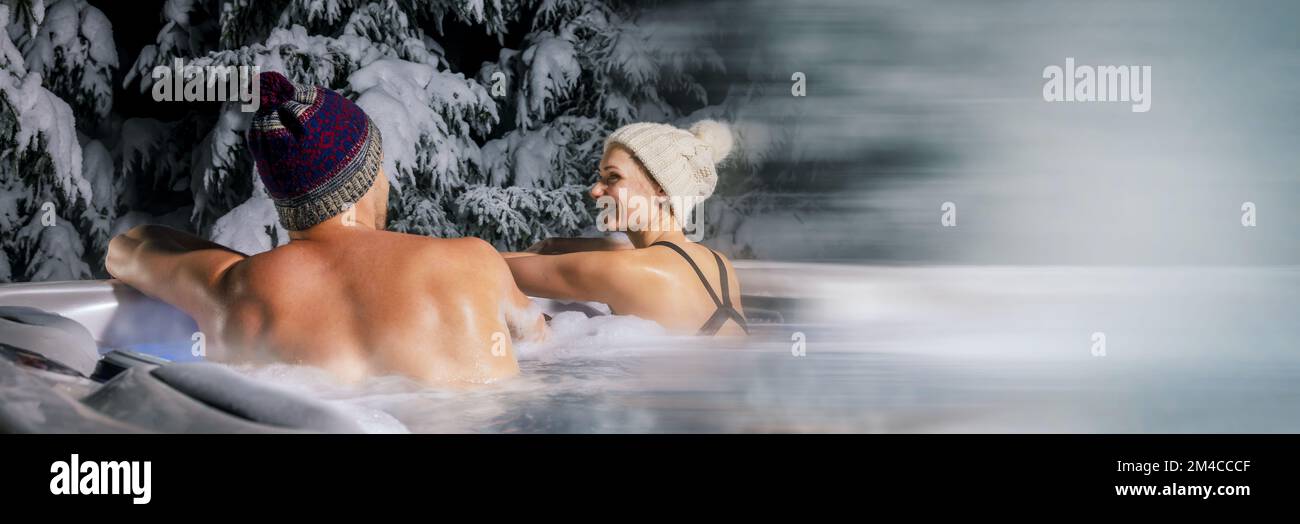 Winter-Spa. Ein Paar, das sich im Wannen-Whirlpool im Freien entspannen kann. Banner mit Kopierbereich Stockfoto