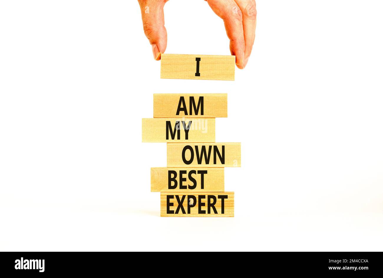 Ich bin mein eigenes bestes Expertensymbol. Konzeptworte Ich bin mein eigener bester Experte für Holzklötze auf einem schönen weißen Tisch mit weißem Hintergrund. Geschäftsmann Hand. Stockfoto