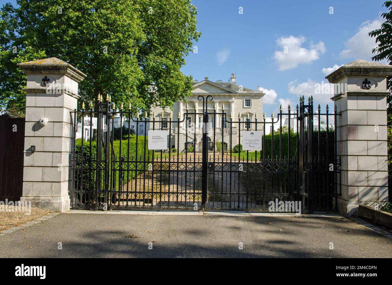London, Vereinigtes Königreich - September 16 2021: Haupteingang zur Royal Ballet School in Richmond Park, West London. Die Schule unterrichtet Junior da Stockfoto
