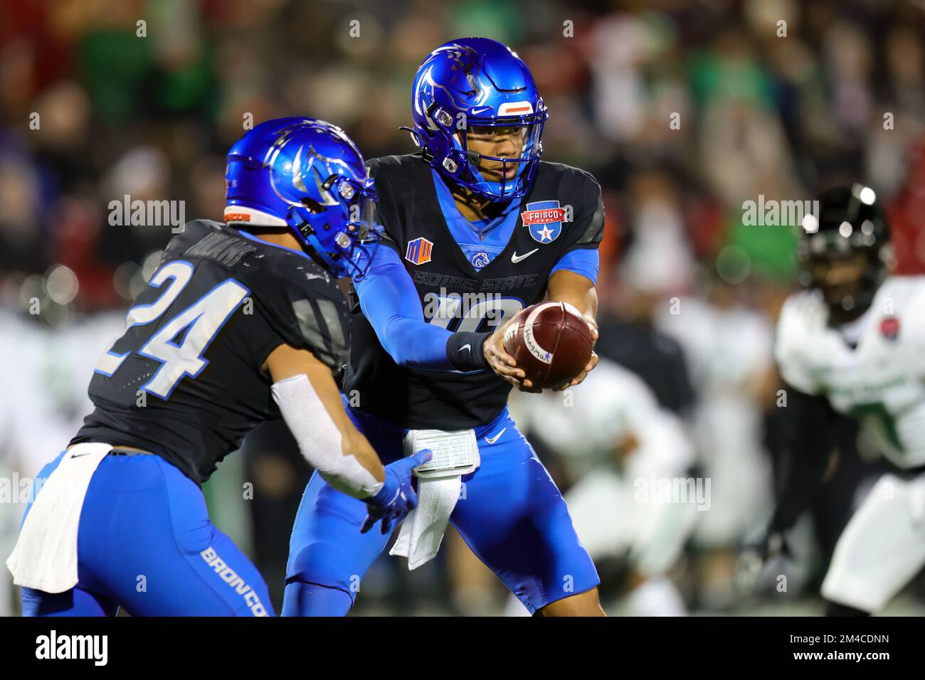 Boise State Broncos Taylen Green (10) übergibt sich im 1.. Quartal des Frisco Bowl College Football Spiels 2022 bei Toyota S an George Holani (24) Stockfoto