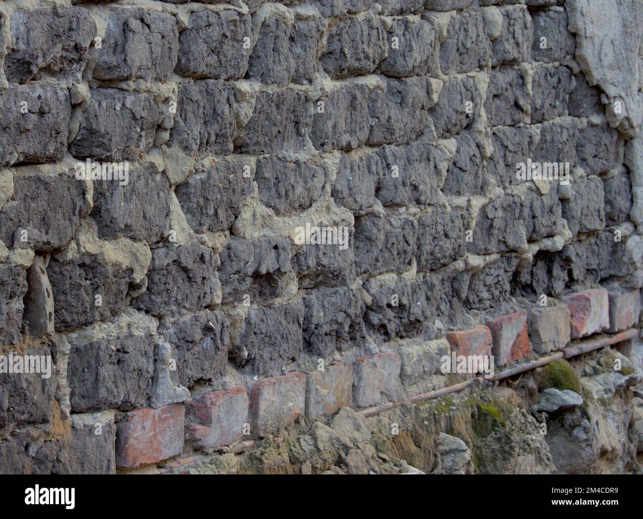 graue lehmziegel und Backsteinmauern im Stadtviertel Tatabánya, Ungarn, im Januar 2023. Gebäude und Bauten. Antik und altmodisch. Stockfoto