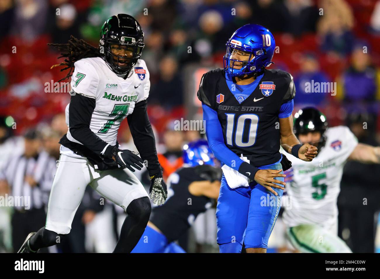 Der Quarterback der Boise State Broncos Taylen Green verliert seinen Pass, bevor er während des 3. q von North Texas Mean Green Eagle Quinn Whitlock (7) getroffen wird Stockfoto