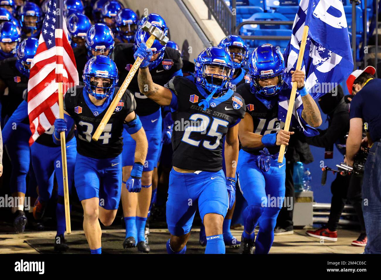 Kaden Dudley (25) Alexander Teubner (34) und Billy Bowens (18) führen die Boise State Broncos auf das Feld, um es mit dem North Texas Mean Green in aufzunehmen Stockfoto