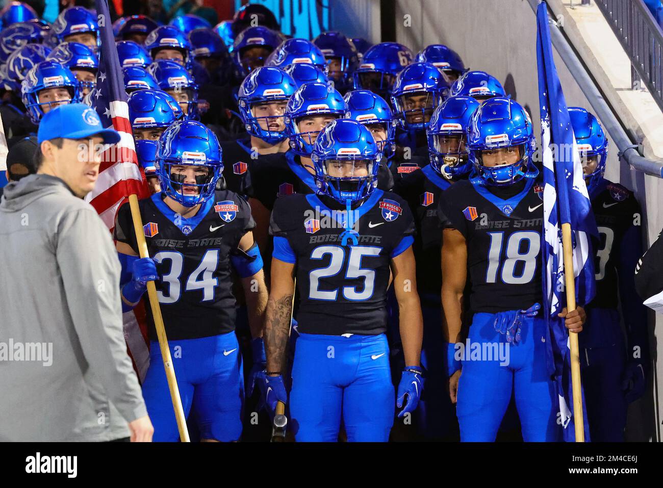 Kaden Dudley (25) Alexander Teubner (34) und Billy Bowens (18) führen die Boise State Broncos auf das Feld, um es mit dem North Texas Mean Green in aufzunehmen Stockfoto