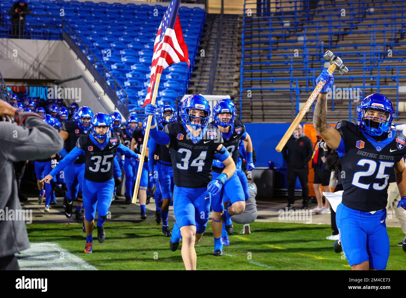 Alexander Teubner (34) trägt die US-Flagge, während er die Boise State Broncos auf dem Feld anführt, um es im 2022 Fris mit dem North Texas Mean Green aufzunehmen Stockfoto