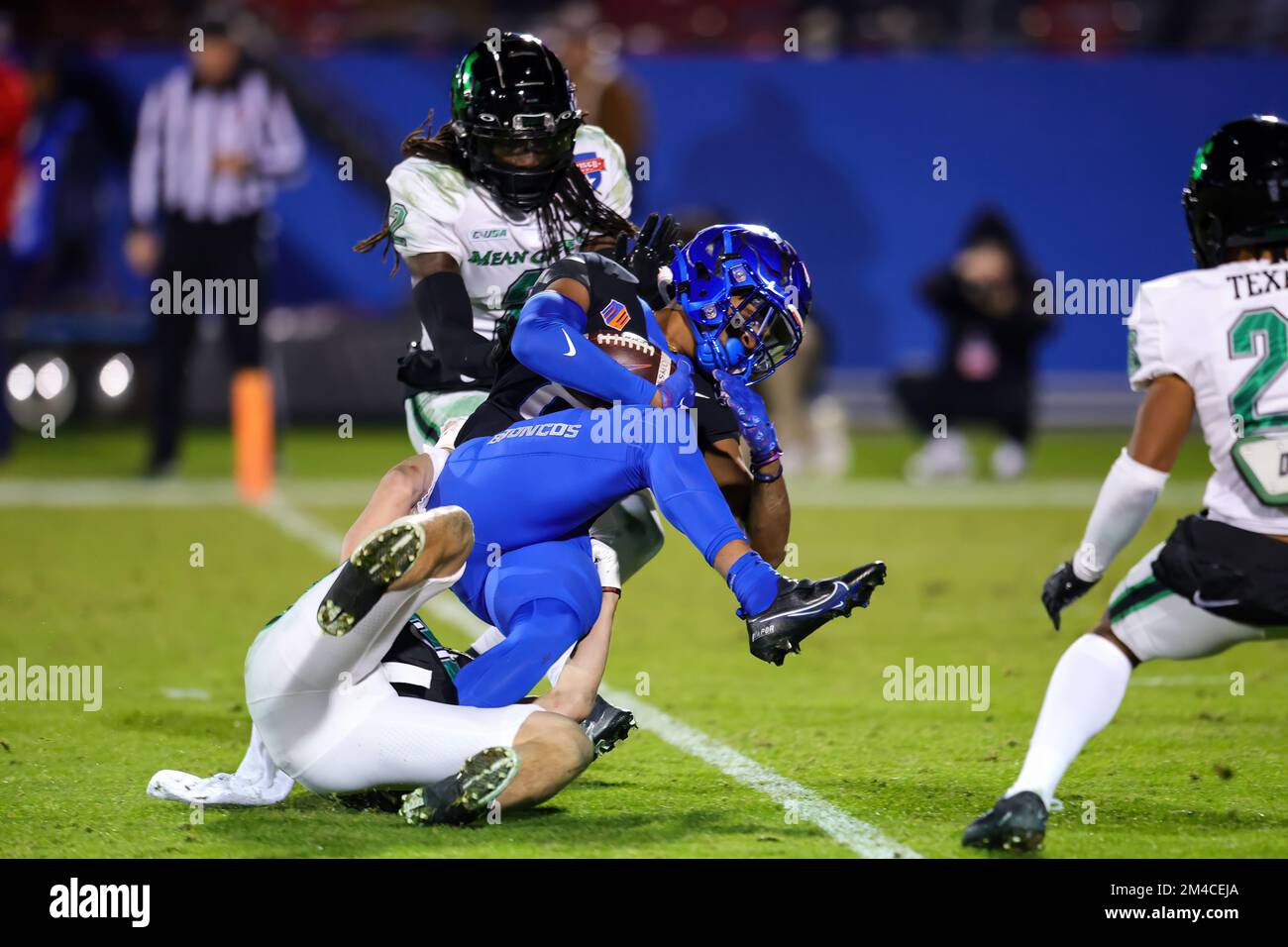 Boise State Broncos Wide Receiver Eric McAlister (80) weigert sich, von North Texas Safety Sean-Thomas Faulkner (25) gestürzt zu werden und gewinnt eine Touchdow Stockfoto