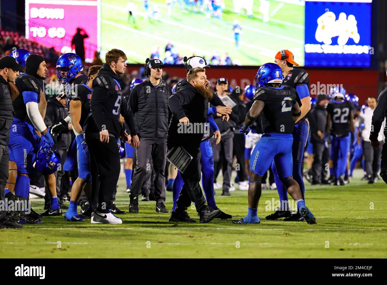 Der Boise State Broncos Running Back Ashton Jeanty (2) feiert seinen 1-Yard-Touchdown-Lauf. Im 4.. Quartal sind noch 12:05 übrig, um die Broncos um 35-24 zu steigern Stockfoto