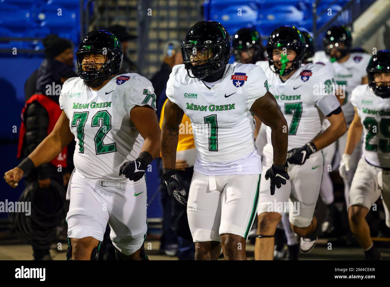 Manase Mose (72) und Linebacker KD Davis (1) führen das Team beim Frisco Bowl College Football ga 2022 aus dem Tunnel Stockfoto