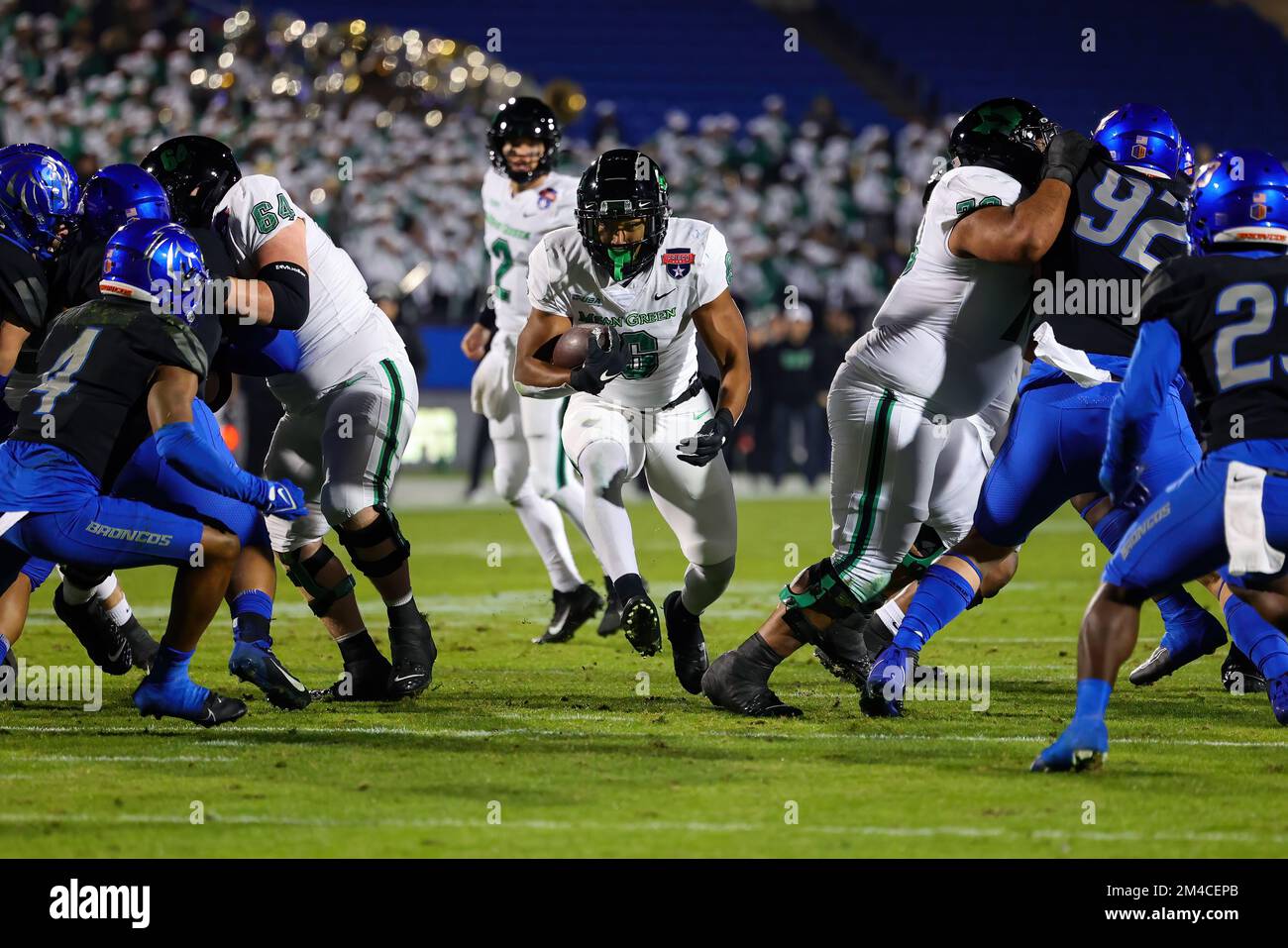 North Texas Mean Green Running Back Ikaika Ragsdale (6) verwandelt einen 4. und 2 mit einem 6-Yard-Lauf im 1.. Quartal des Frisco Bowl College Foot von 2022 Stockfoto