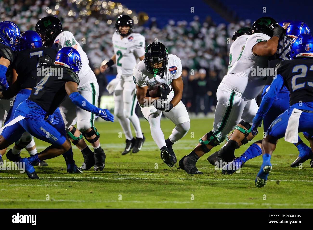 North Texas Mean Green Running Back Ikaika Ragsdale (6) verwandelt einen 4. und 2 mit einem 6-Yard-Lauf im 1.. Quartal des Frisco Bowl College Foot von 2022 Stockfoto