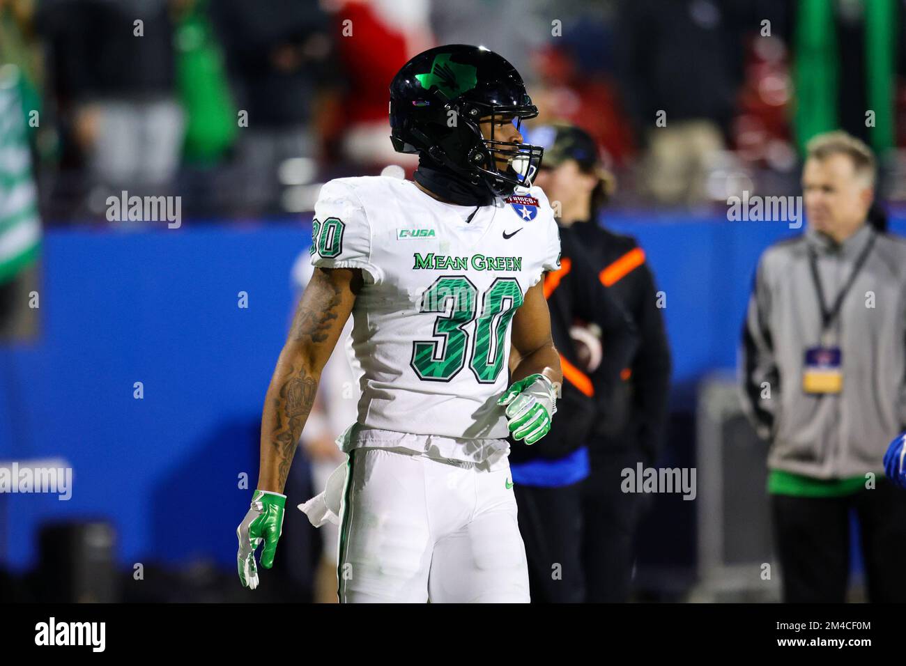 North Texas Mean Green Var’Keyes Gumms (30) während des 4.. Quartals des Footballspiels der Frisco Bowl 2022 im Toyota Stadium am Samstag, den 17. Dez. Stockfoto