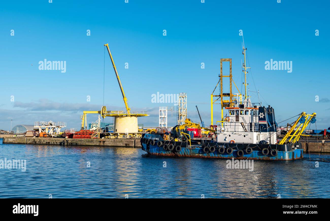 Forth Sentinel Versorgungsschiff mit Baggerbagger Leith Harbour mit Industriekran am Hafen, Edinburgh, Schottland, Vereinigtes Königreich Stockfoto