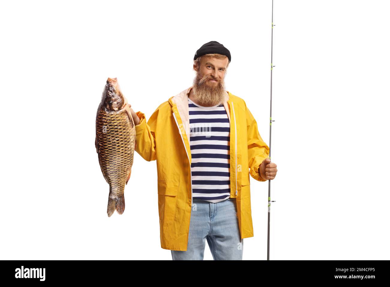 Fischer mit einer Angelrute und einem Karpfenfisch isoliert auf weißem Hintergrund Stockfoto