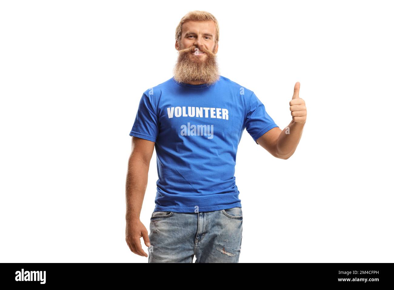 Männlicher Freiwilliger mit Bart und Schnurrbart, der ein Daumen-hoch-Schild auf weißem Hintergrund gezeichnet hat Stockfoto