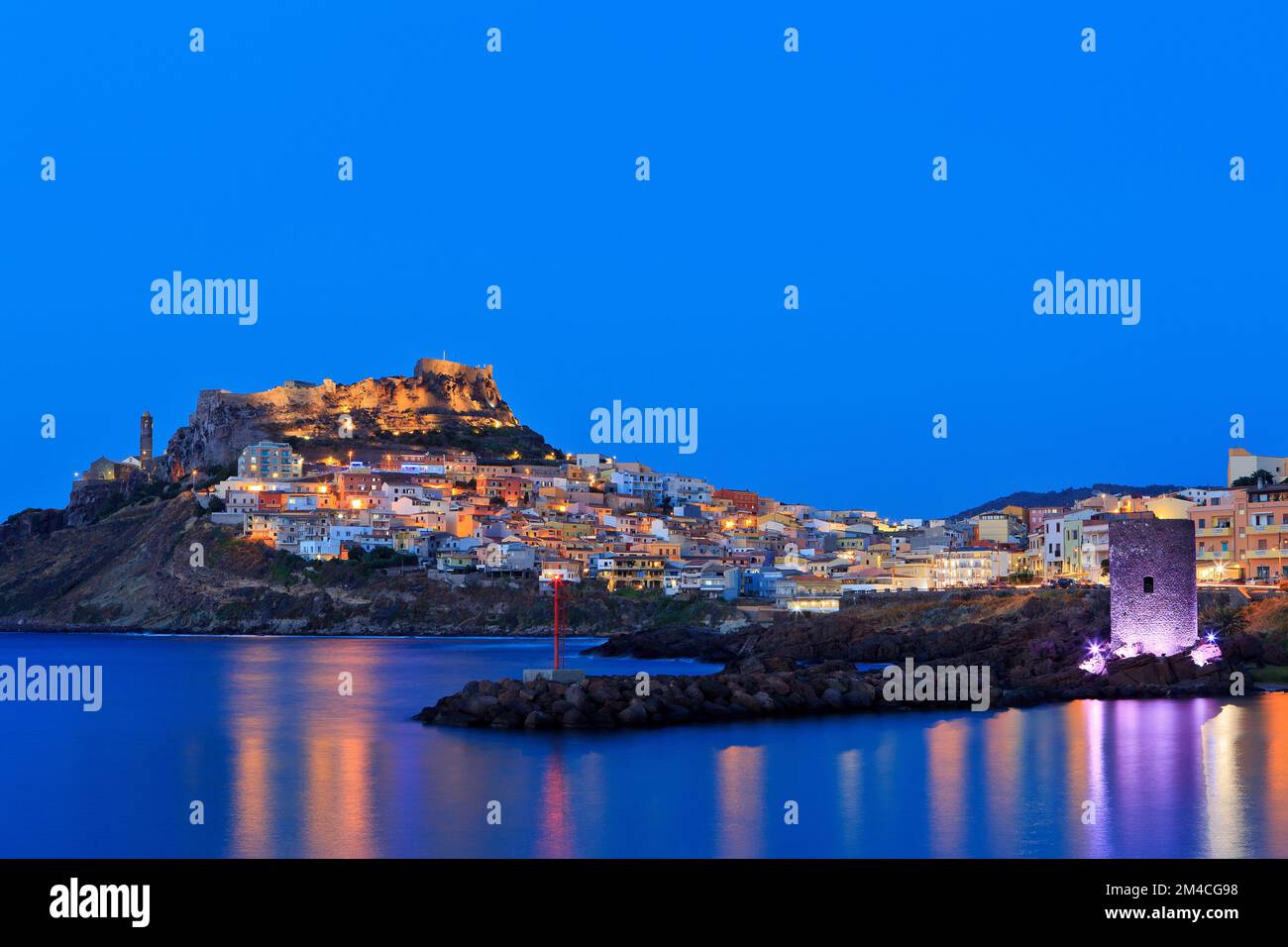 Ein Panoramablick in der Dämmerung über das mittelalterliche Schloss, die Kathedrale und die bunten Häuser von Castelsardo (Provinz Sassari) in Sardinien, Italien Stockfoto