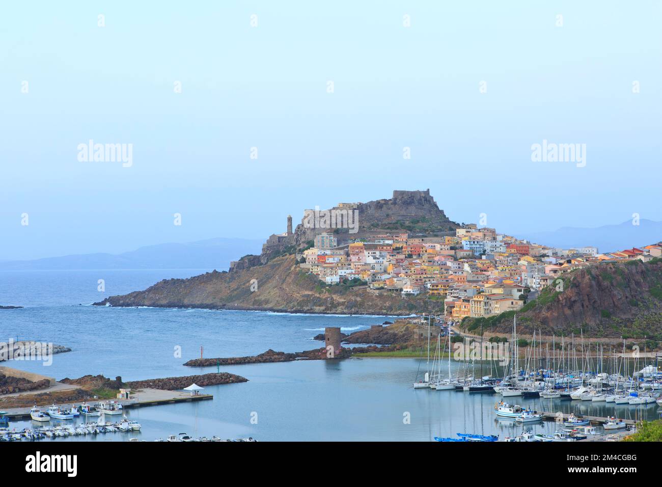 Ein Panoramablick über den Yachthafen, die mittelalterliche Burg, die Kathedrale und die bunten Häuser von Castelsardo (Provinz Sassari) in Sardinien, Italien Stockfoto