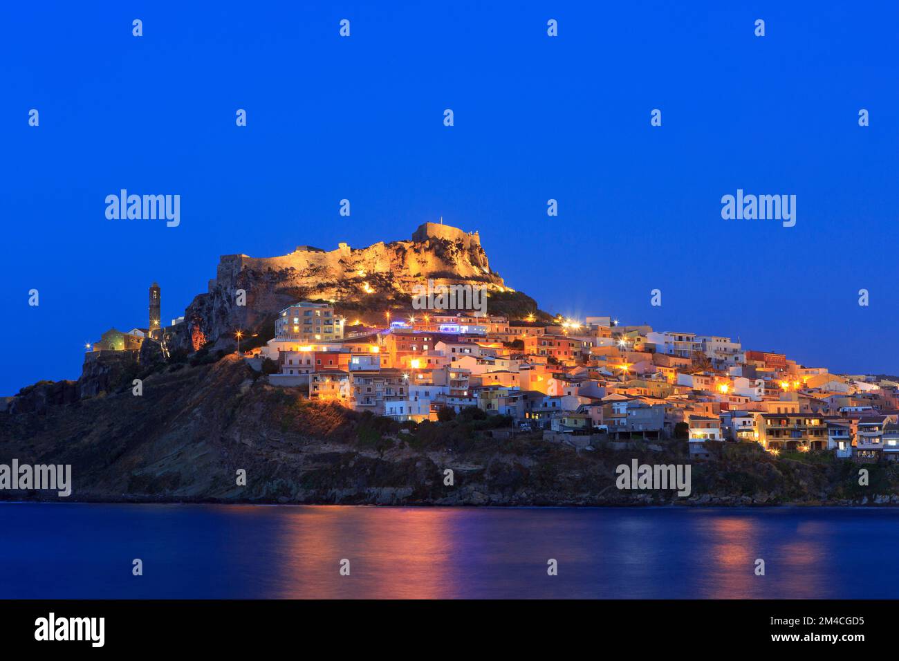 Ein Panoramablick in der Dämmerung über das mittelalterliche Schloss, die Kathedrale und die bunten Häuser von Castelsardo (Provinz Sassari) in Sardinien, Italien Stockfoto