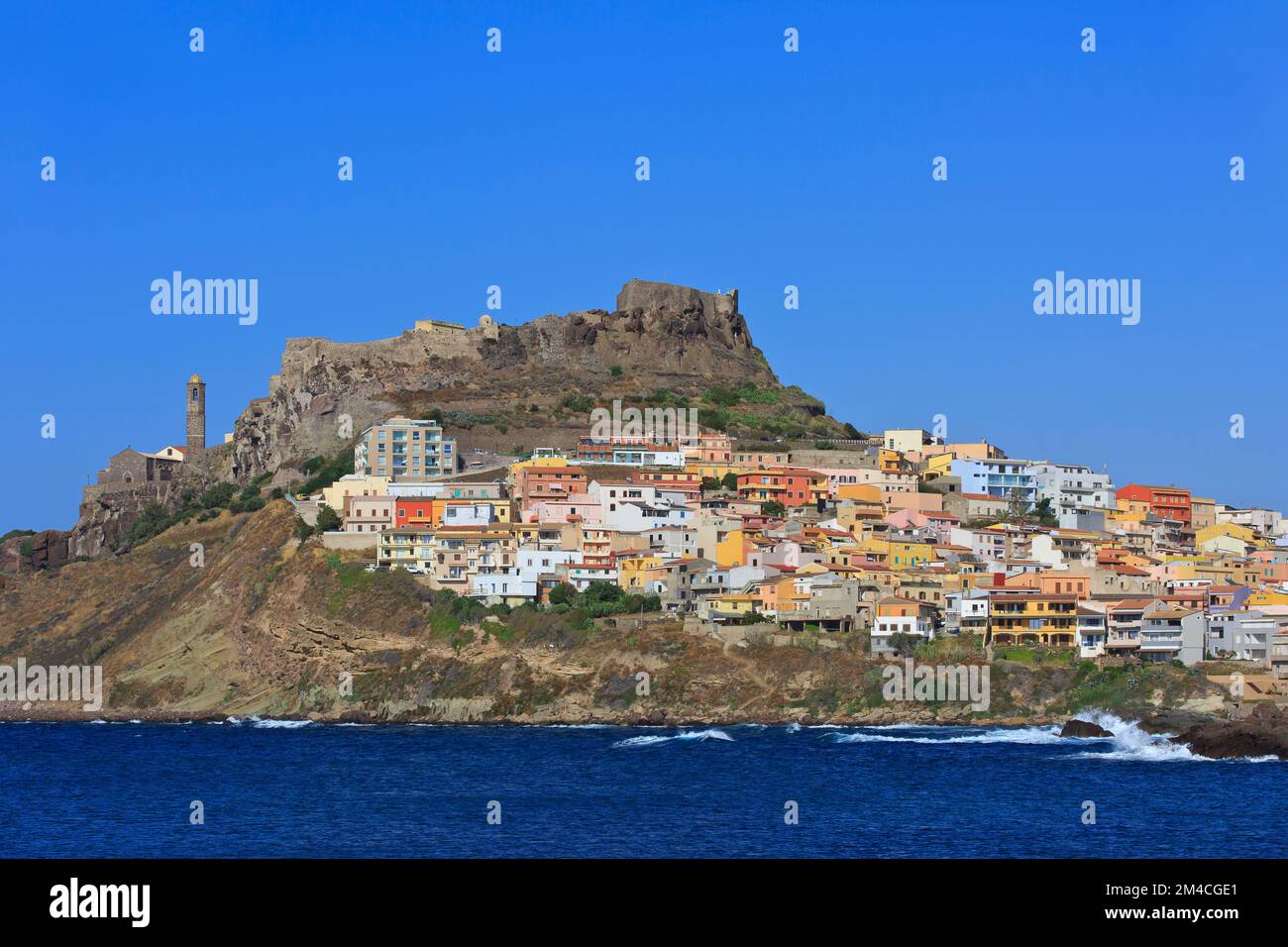 Ein Panoramablick über das mittelalterliche Schloss, die Kathedrale und die bunten Häuser von Castelsardo (Provinz Sassari) auf der Insel Sardinien, Italien Stockfoto