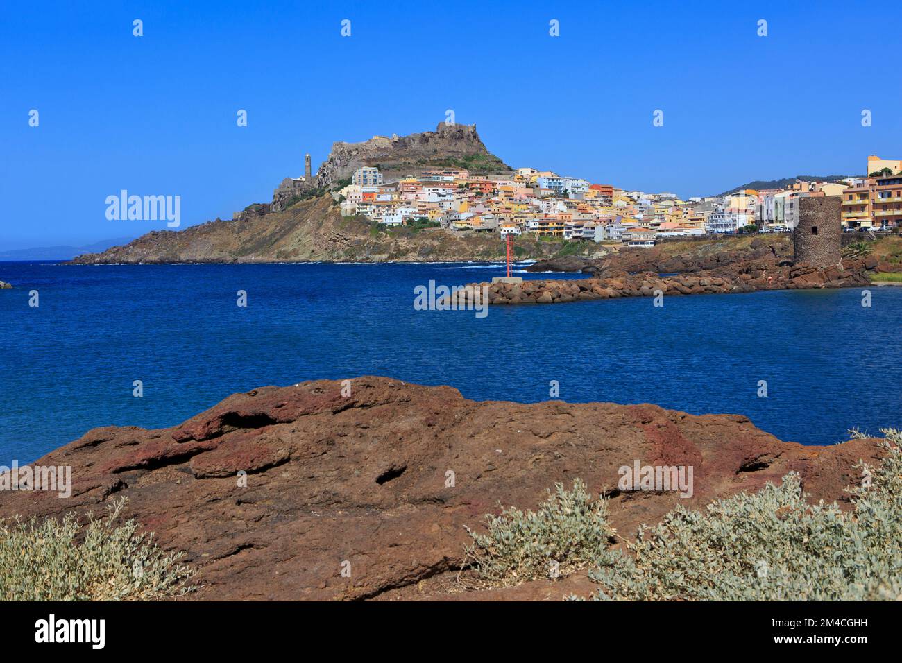 Ein Panoramablick über das mittelalterliche Schloss, die Kathedrale und die bunten Häuser von Castelsardo (Provinz Sassari) auf der Insel Sardinien, Italien Stockfoto