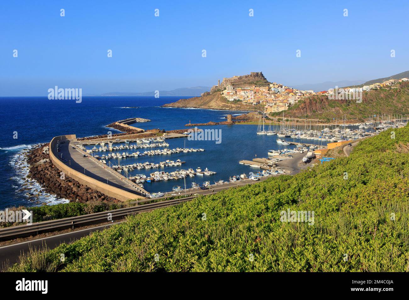 Ein Panoramablick über den Yachthafen, die mittelalterliche Burg, die Kathedrale und die bunten Häuser von Castelsardo (Provinz Sassari) in Sardinien, Italien Stockfoto