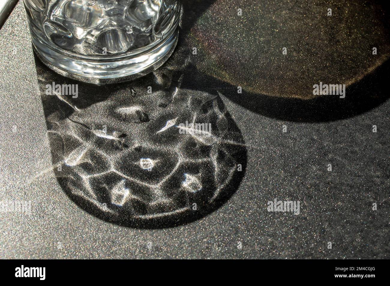 Natürliche Nahaufnahmen von Stillebenen, die durch Kristallglas auf einer Arbeitsfläche entstehen Stockfoto