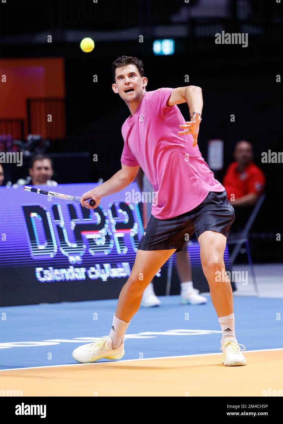 Dubai, VAE, 20.. Dezember 2022. Österreichischer Tennisspieler Dominic Thiem in Aktion bei der World Tennis League Veranstaltung Dubai am Dienstag, den 20. Dezember 2022 © Juergen Hasenkopf / Alamy Live News Stockfoto