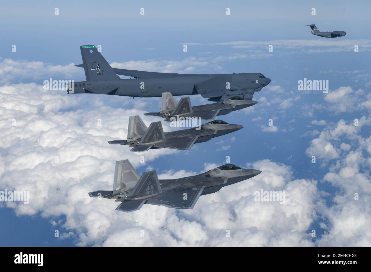 Seoul, Südkorea. 20.. Dezember 2022. (In diesem Handout Foto des südkoreanischen Verteidigungsministeriums), Ein US-Amerikanisches B-52-Bomber, C-17 und F-35-Kampfflugzeuge der südkoreanischen Luftwaffe fliegen am 20. Dezember 2022 während einer gemeinsamen Flugübung in Südkorea über die koreanische Halbinsel. (Handout Photo Korean Defense Ministry via Credit: SIPA USA/Alamy Live News Stockfoto
