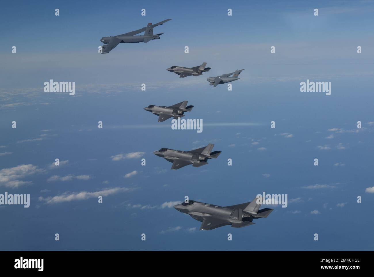 Seoul, Südkorea. 20.. Dezember 2022. (In diesem Handout Foto des südkoreanischen Verteidigungsministeriums), Ein US-Amerikanisches B-52-Bomber, C-17 und F-35-Kampfflugzeuge der südkoreanischen Luftwaffe fliegen am 20. Dezember 2022 während einer gemeinsamen Flugübung in Südkorea über die koreanische Halbinsel. (Handout Photo Korean Defense Ministry via Credit: SIPA USA/Alamy Live News Stockfoto