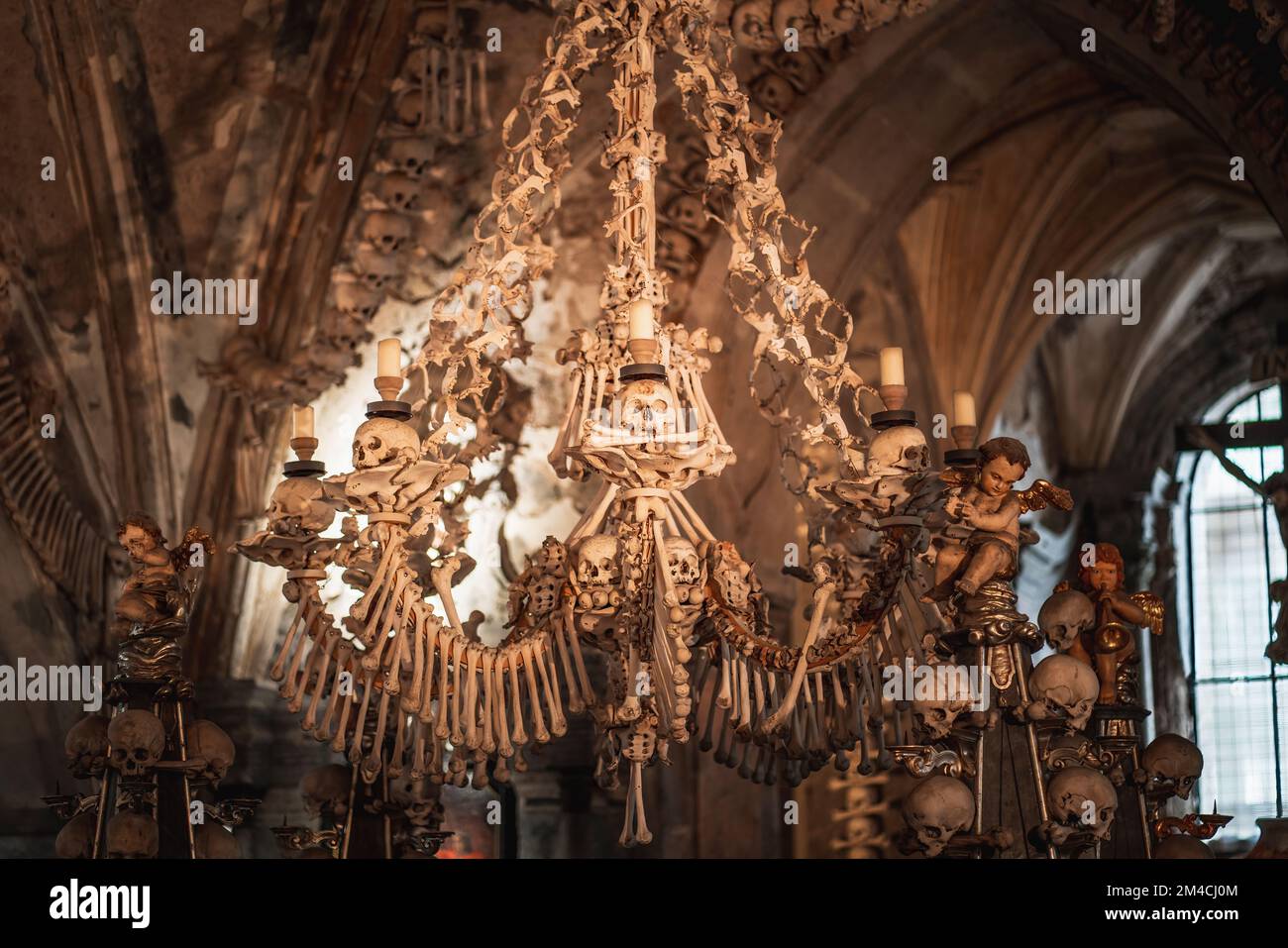 Knochenleuchter im Sedlec Ossarium Interior - Kutna Hora, Tschechische Republik Stockfoto