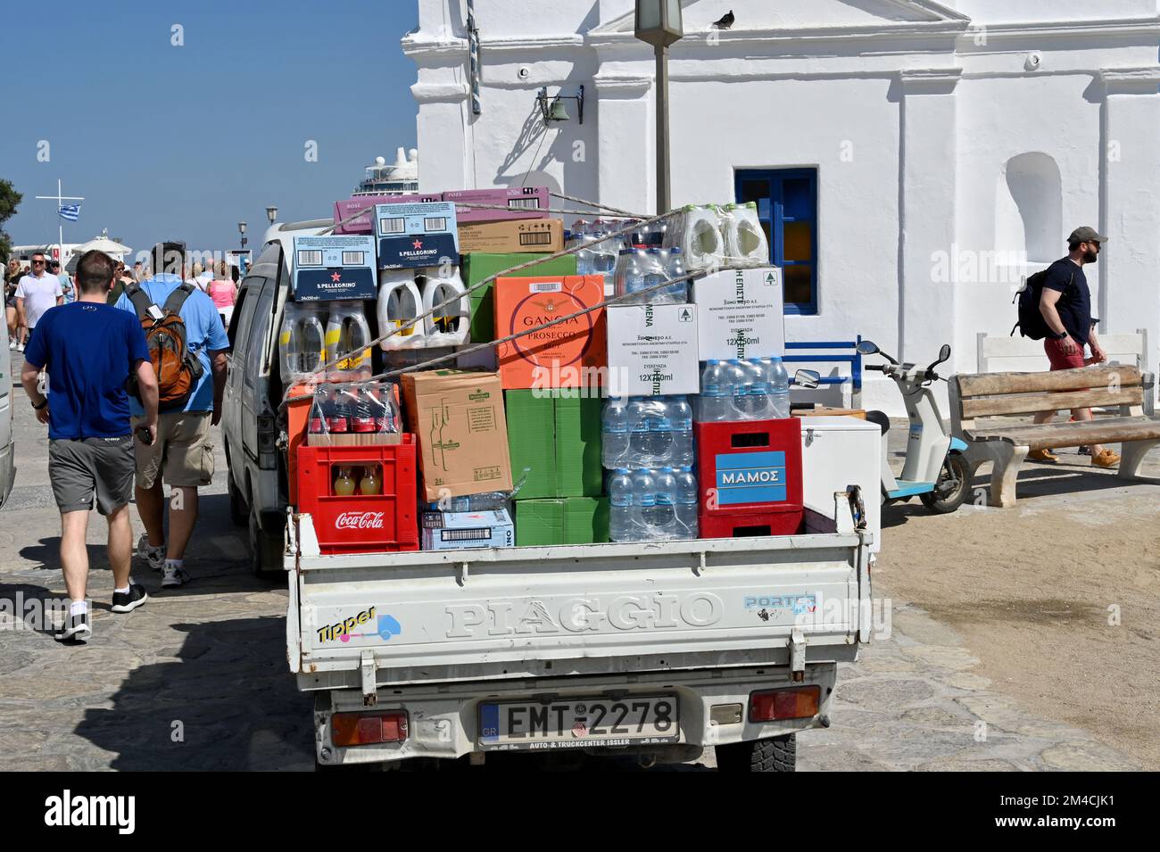 Mykonos, Griechenland - Juni 2022: Lastwagen beladen mit Getränken für eine Bar mit Blick von hinten Stockfoto