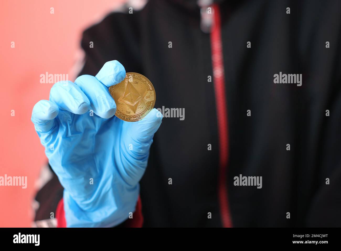 Sammlermünze in der Hand mit Person im Hintergrund Stockfoto
