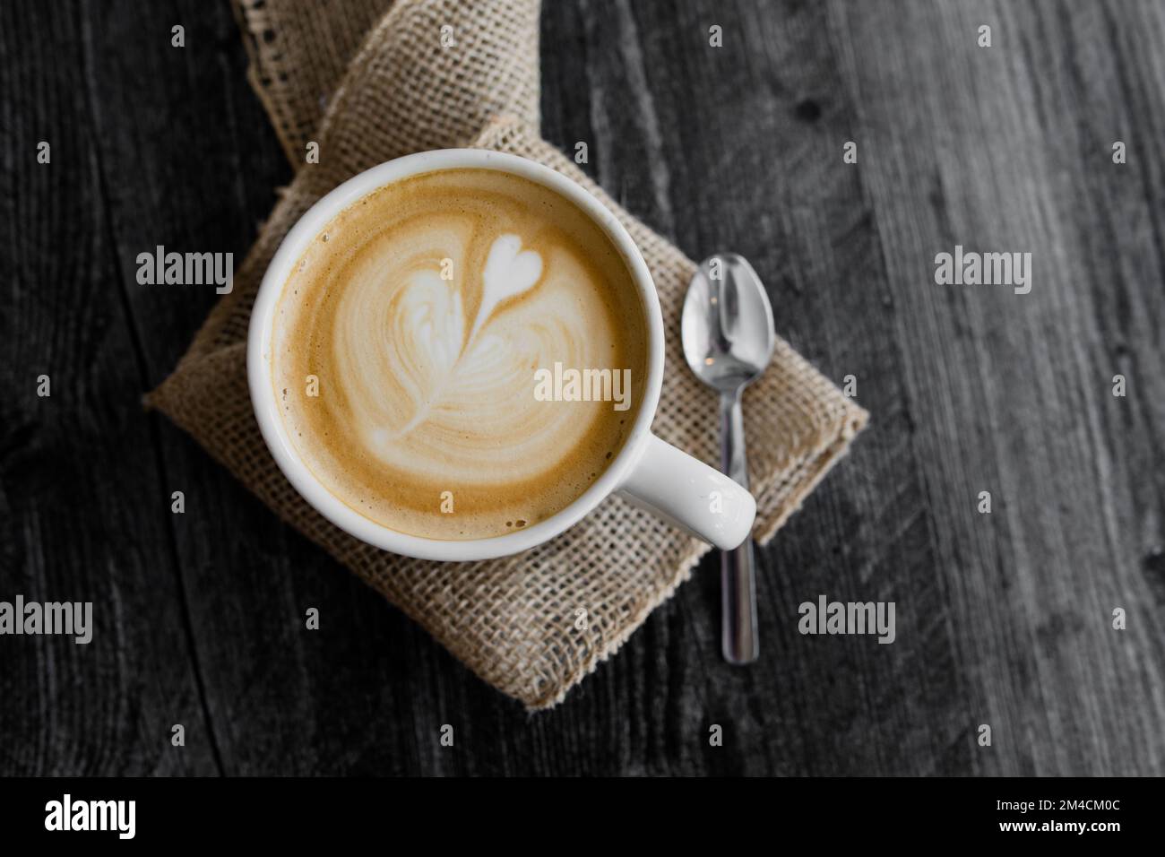Latte im Herzdesign in einem Becher auf Latte Stockfoto